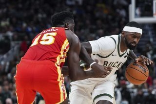 Clint Caopela (de dos) stoppe Bobby Portis pour une performance défensive de choix. KEYSTONE/AP/Kenny Yoo